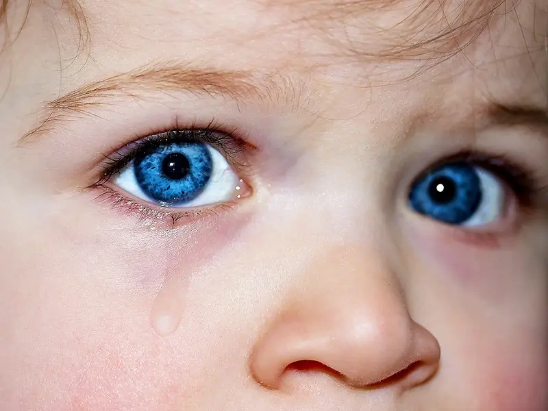 Сълзене на очите при бебе – причини